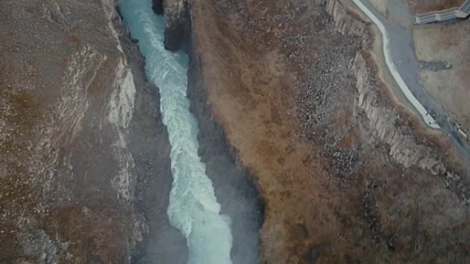 山间山间野河的鸟瞰图。冰岛美丽的瀑布Gullfoss，湍流