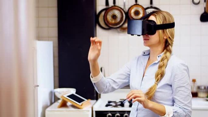 在厨房使用虚拟现实耳机的女人