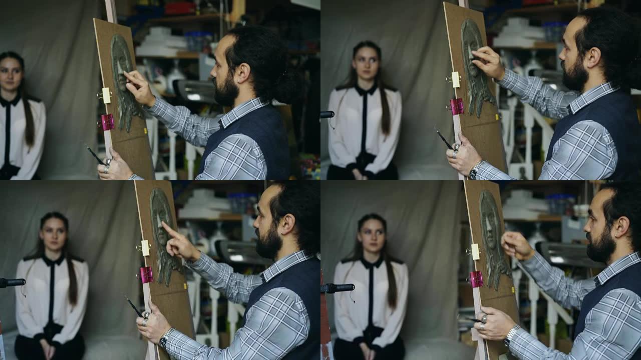 雕塑家在画布上创作人脸雕塑，而年轻女子在艺术工作室对他摆姿势