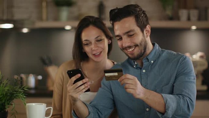 美丽的夫妇用信用卡买了男人手里拿着的信用卡。
