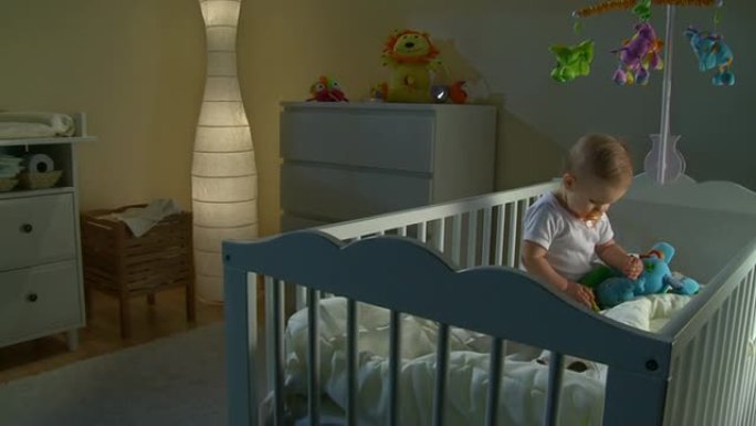 高清起重机: 不眠婴儿玩玩具