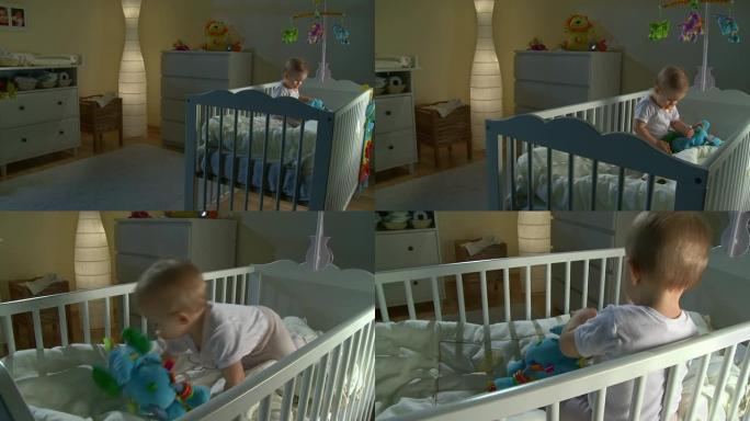 高清起重机: 不眠婴儿玩玩具