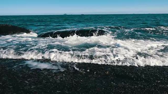 波浪压碎岩石