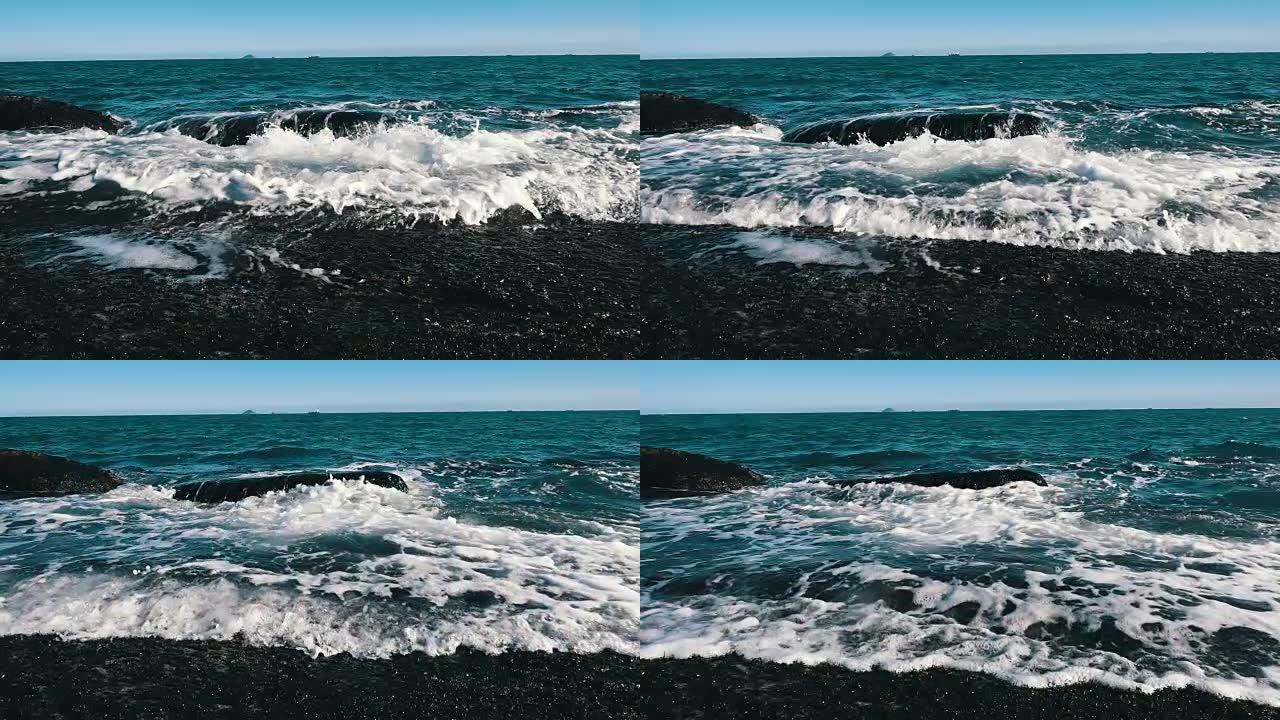 波浪压碎岩石