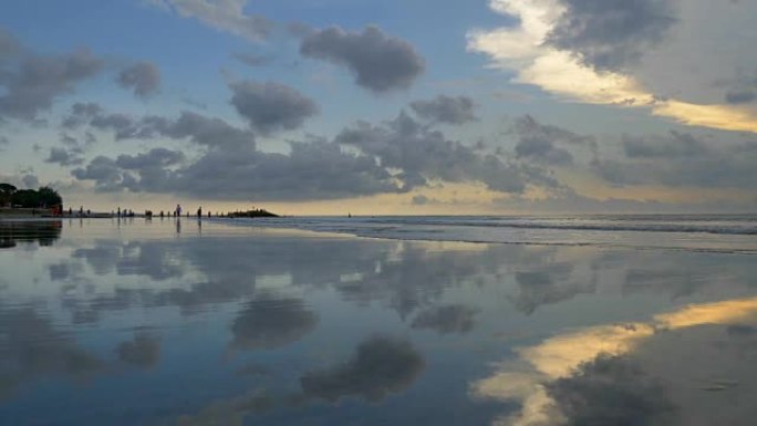 日落时，相机在库塔海滩上移动。印度尼西亚巴厘岛