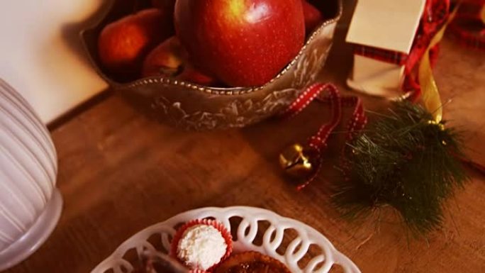 木制桌子上的各种圣诞甜点和装饰品