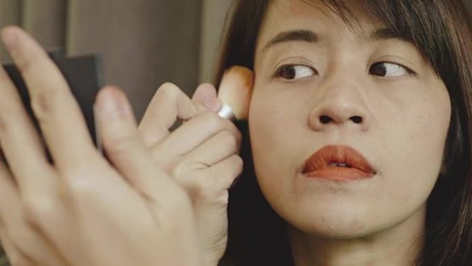 亚洲妇女使用化妆粉