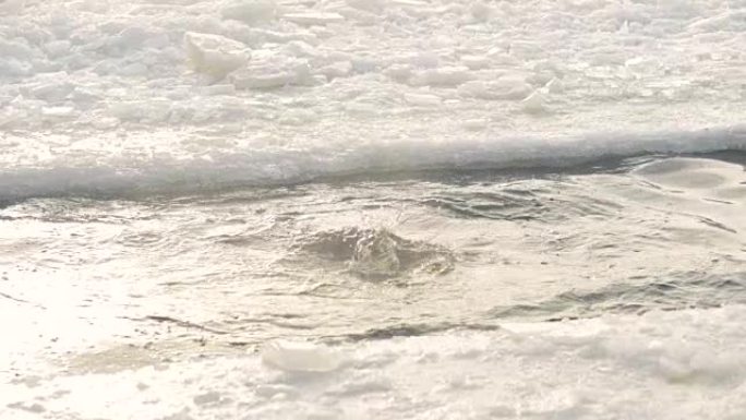 一个蓄着胡须的人浸在冰冷的水中。