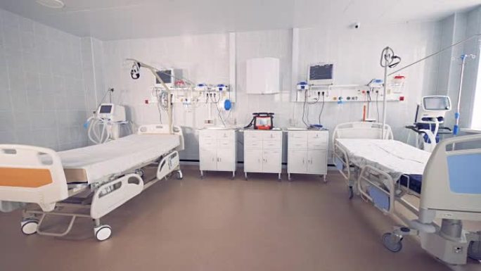 设备齐全的宽敞医院病房，有两张空床