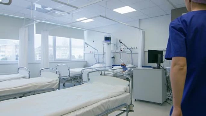 在医院，护士进入病房，对躺在床上的病人进行检查。清洁现代化医院，员工友好专业。