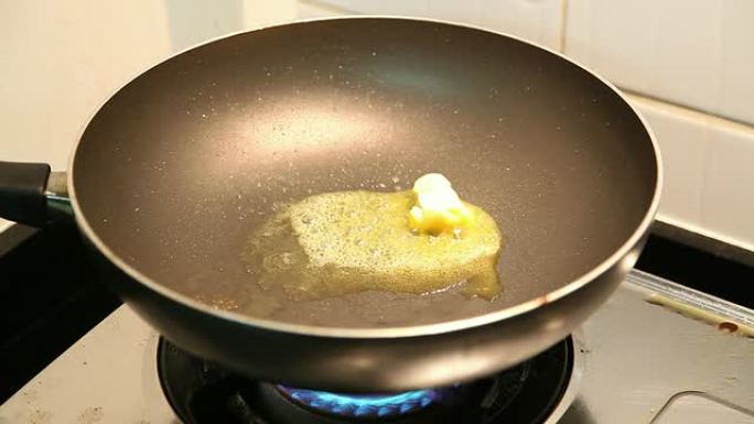 黄油在锅中融化黄油在锅中融化