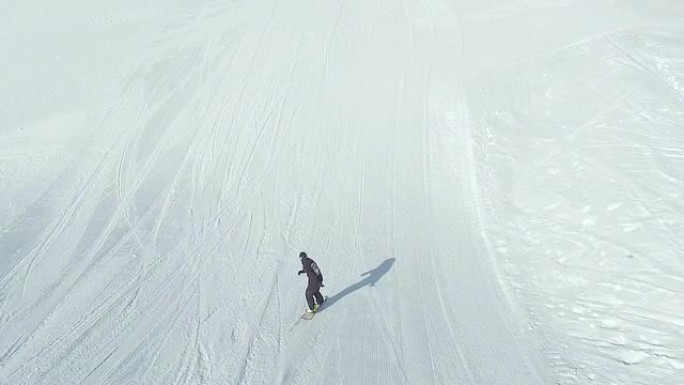 空中: 单板滑雪跳高空中踢脚