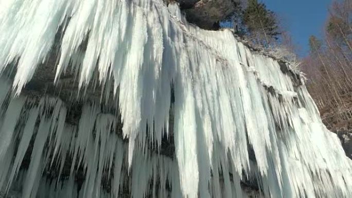 特写: 冬天，数百个闪闪发光的冰柱悬挂在山崖上