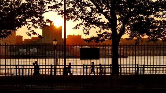 在公园里照亮浪漫的气氛，日落时有一个喷泉，镜头耀斑