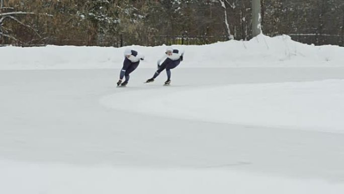 运动员在室外溜冰场速滑