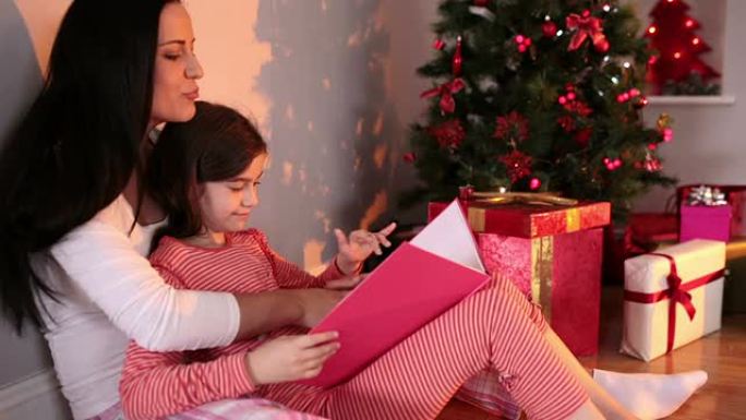 母亲在圣诞树旁读女儿的故事