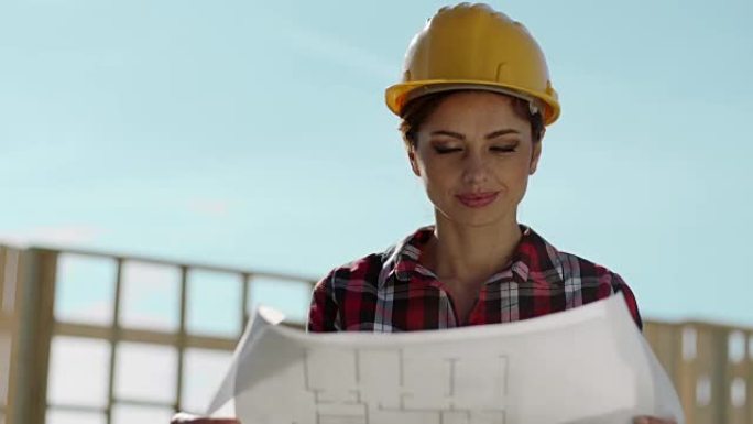 建筑工地上的女建筑师看着蓝图