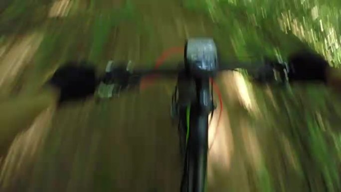 POV: 极端无法识别的自行车骑手在电动自行车上的森林小径上加速下坡