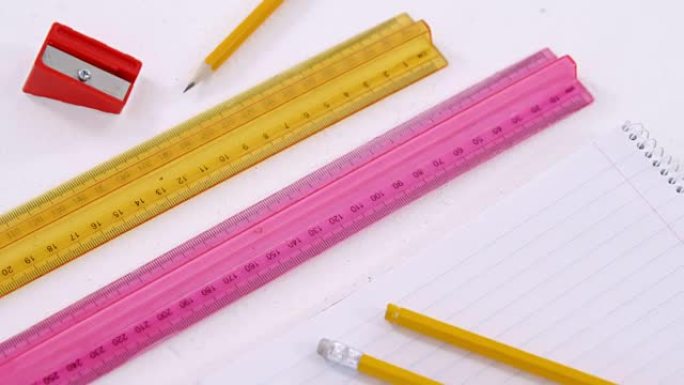 带铅笔、卷笔刀和日记的标尺