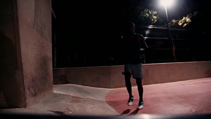 美国黑人运动员忙于跳绳锻炼