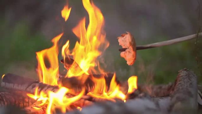 在篝火上烤面包