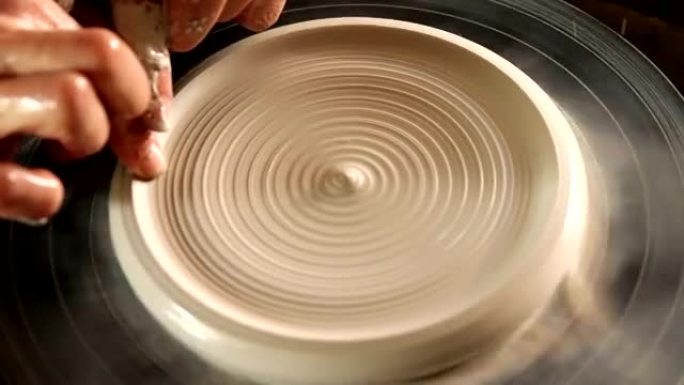 男性陶工制作锅