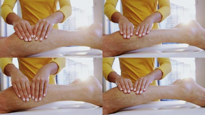 物理治疗师为4k的男人提供腿部按摩