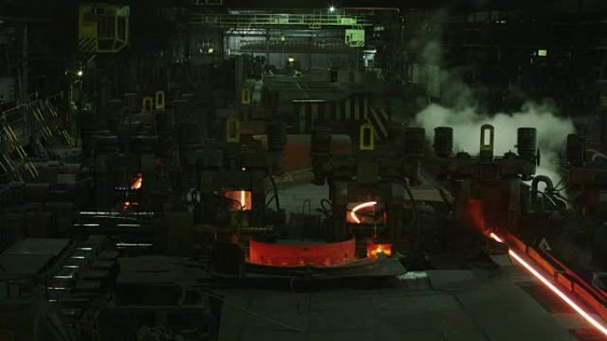 重工业机器加工熔化燃烧的铁水的时间间隔。恶劣的工业环境。