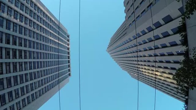 市中心的Sky high办公楼和玻璃状摩天大楼