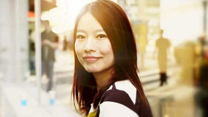 城市环境中有魅力的中国女人。用黑眼睛和染发看着镜头。