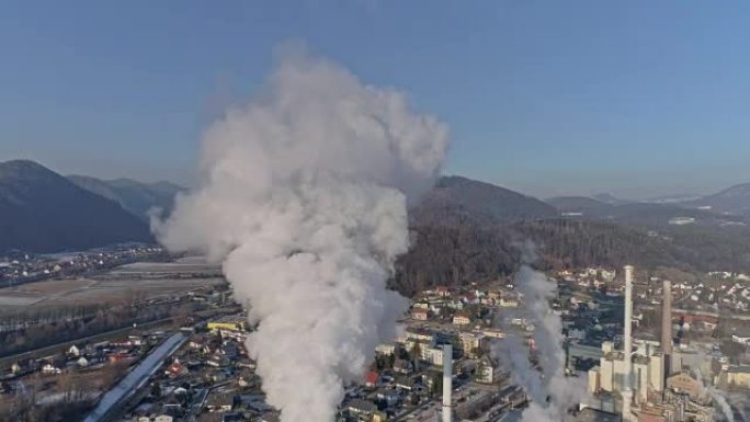 WS鸟瞰图烟雾从斯洛文尼亚市区的工厂烟囱升起