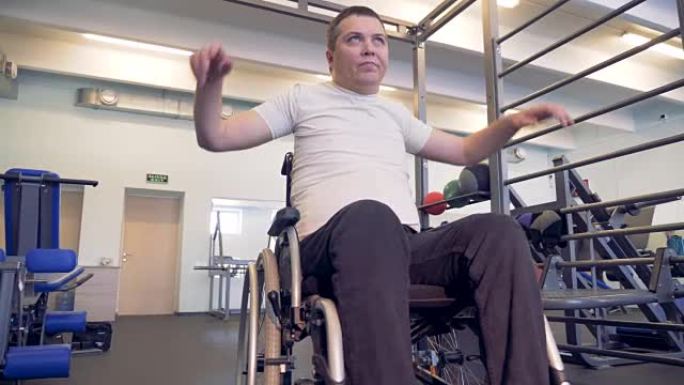 在健身房中无效的男性轮椅的锻炼过程
