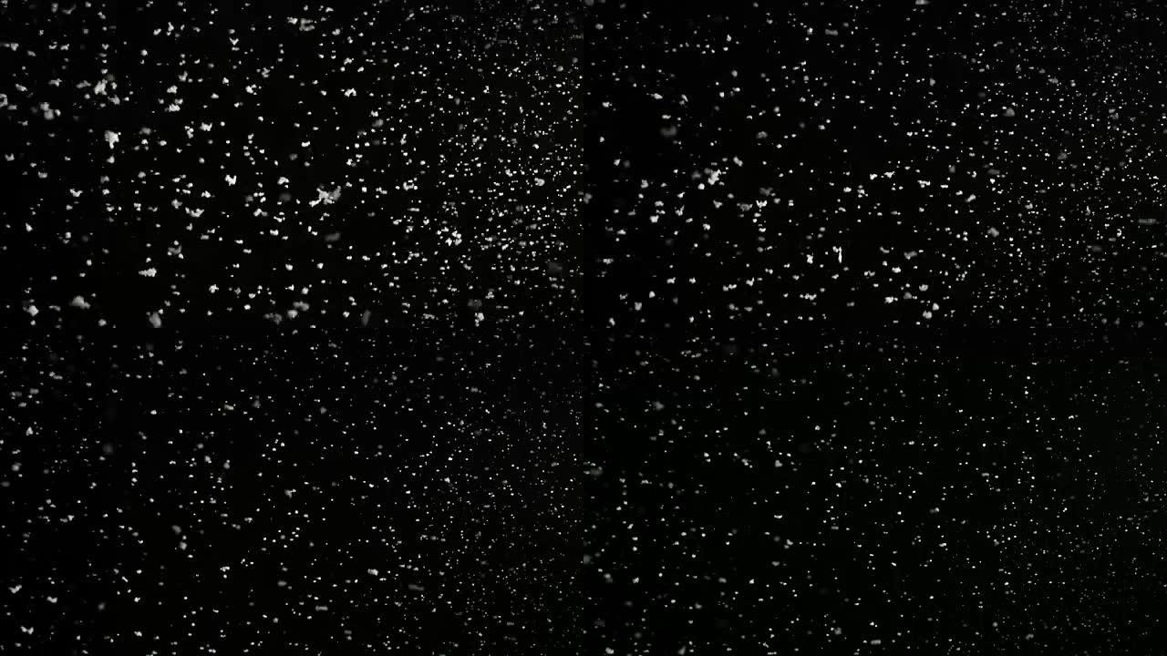 暴风雨的天气，下雪，黑色背景上孤立的大雪花。易于在混合/叠加模式下使用的真实镜头光斑。
