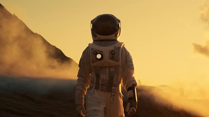 宇航员自信地在火星上行走。被岩石、气体和烟雾覆盖的红色星球。人类克服困难。人类的重大时刻。