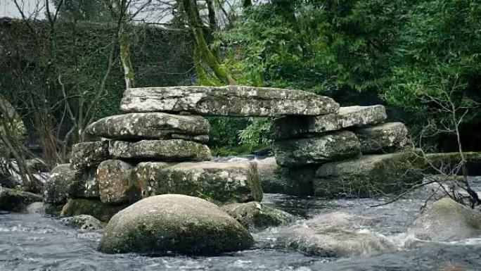 河流中的古代石桥遗址