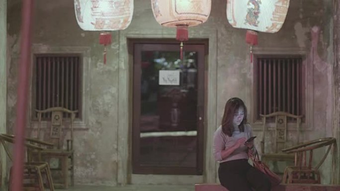 中国新年妇女使用智能手机