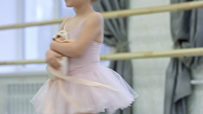 小女孩学习芭蕾舞动作