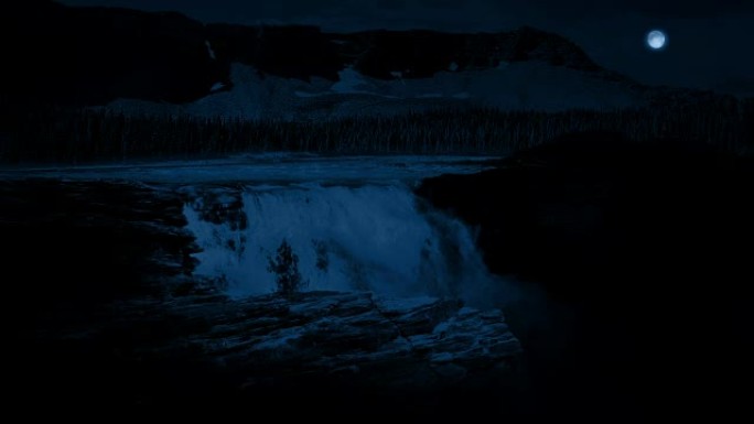 夜间山中巨大的瀑布