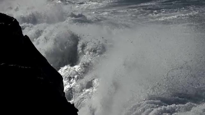 海浪压碎熔岩海岸。慢动作镜头