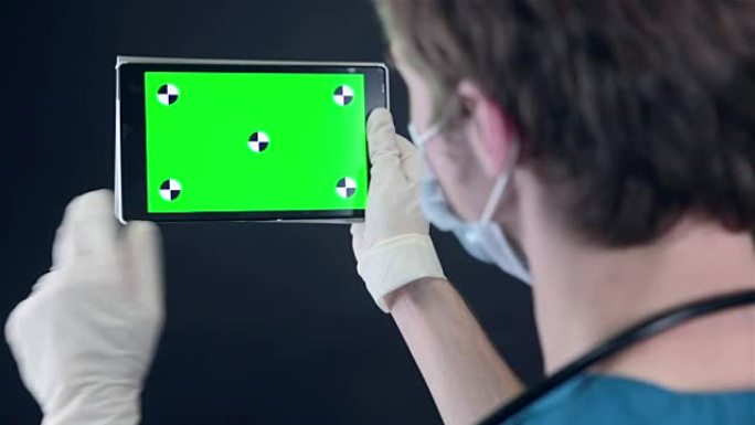 男医生手持浏览绿屏数码平板
