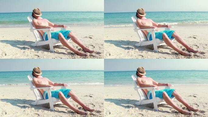 男子在海滩的躺椅上放松