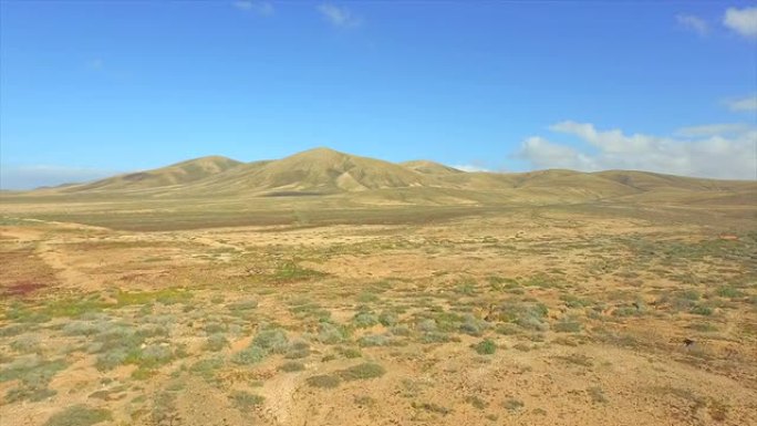 航拍:飞过广阔的火山景观，飞向大火山