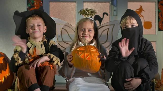 高清多莉: 孩子们穿着万圣节服装