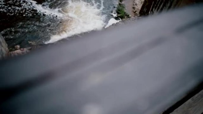 从木桥上欣赏美丽的人造瀑布