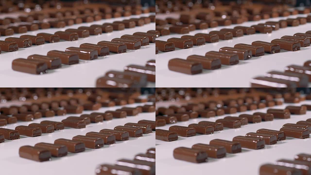 制造时牛轧糖巧克力糖果的特写视图。