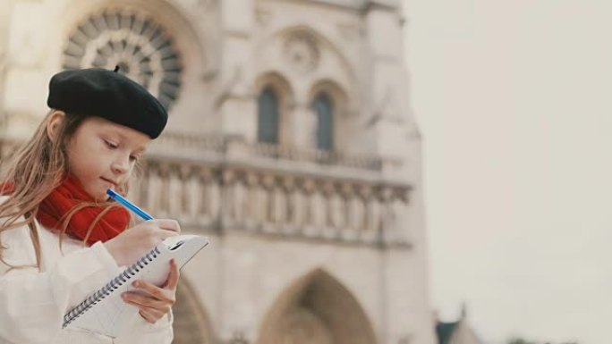 穿着贝雷帽的时尚小女孩在法国巴黎圣母院附近的笔记本上画画，做她的爱好
