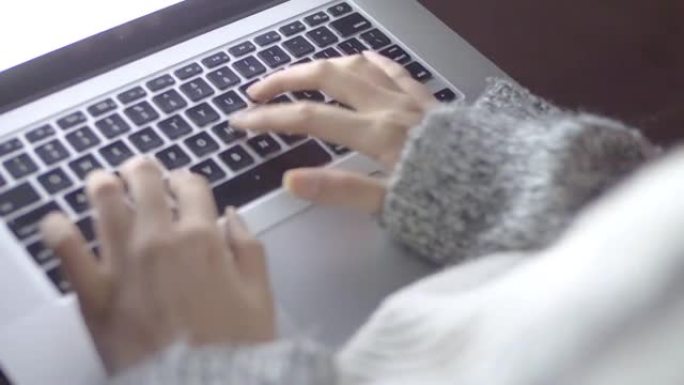 年轻的亚洲女性在现代城市玩笔记本电脑