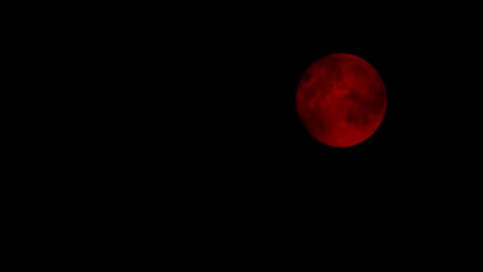 阴天晚上的红月亮