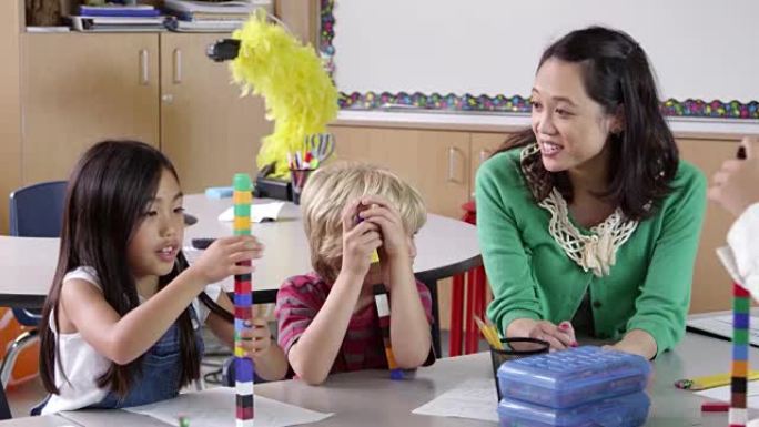老师与孩子们坐在课堂上使用积木，在R3D上拍摄