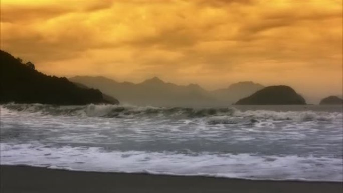 巴西的孤独海滩，日落，海浪和天空（高清）